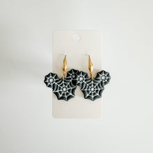 Load image into Gallery viewer, Black Mouse Web Earrings